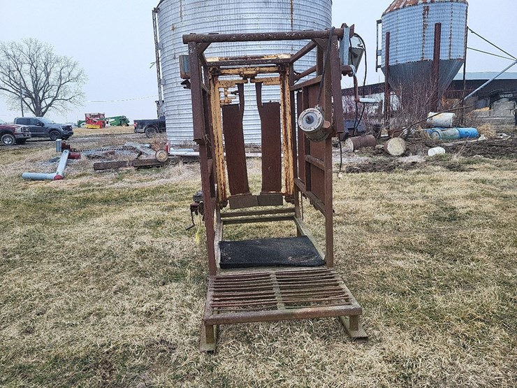 for-most-a-25-automatic-cattle-head-catch-w/cage-image-3