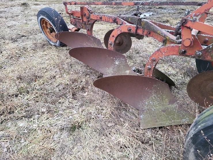 cockshutt-3-bottom-pull-type-moldboard-plow-image-9