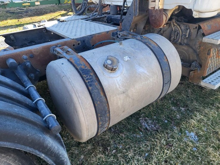 2013-freightliner-ca125dc-tandem-axle-day-cab-semi-image-33