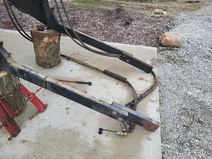 loader-w/mounting-brackets-off-of-international-tractor-image-21