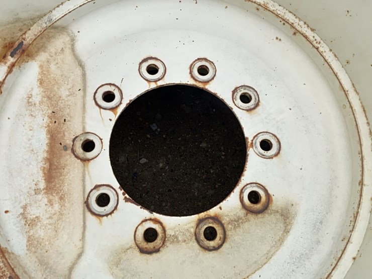 goodyear-28l-–-26-diamond-tread-grain-cart-tire-on-rim-image-11