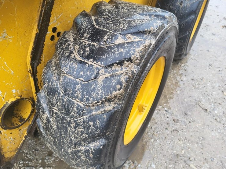 john-deere-320-image-10