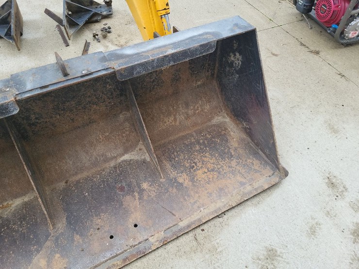 loader-w/mounting-brackets-off-of-international-tractor-image-10
