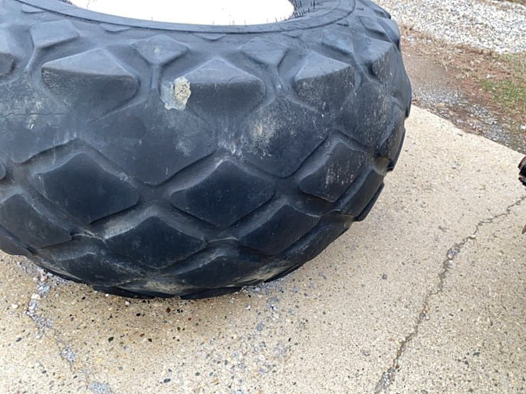 goodyear-28l-–-26-diamond-tread-grain-cart-tire-on-rim-image-7