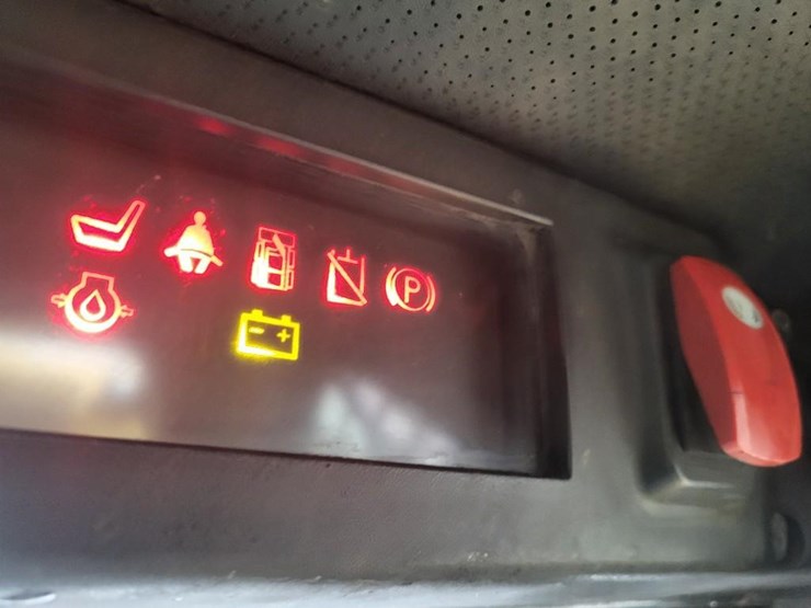 john-deere-320-image-37