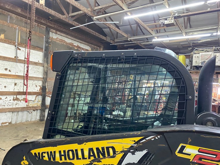 new-holland-l220-image-16