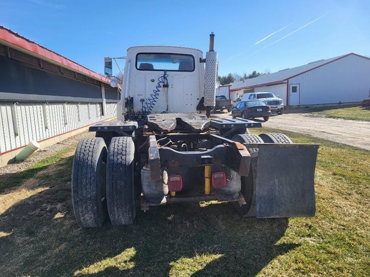1995-ford-l9000-tandem-axle-day-cab-semi-image-4