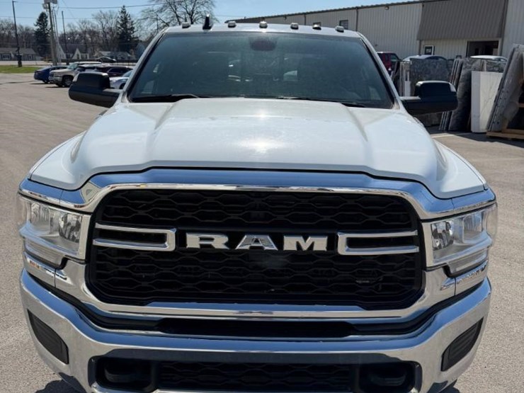 2022-dodge-3500-image-3