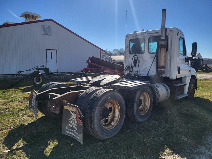 2013-freightliner-ca125dc-tandem-axle-day-cab-semi-image-5