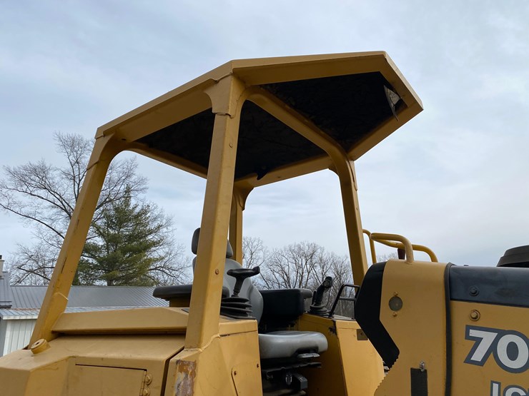 2005-deere-700h-image-21