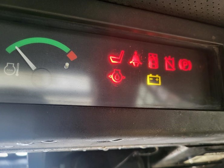 john-deere-320-image-42