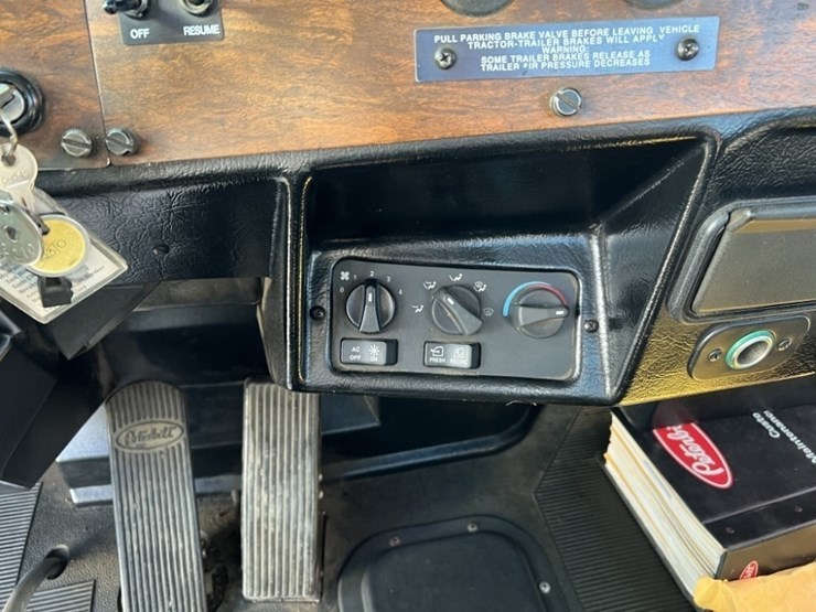 1998-peterbilt-357-image-59