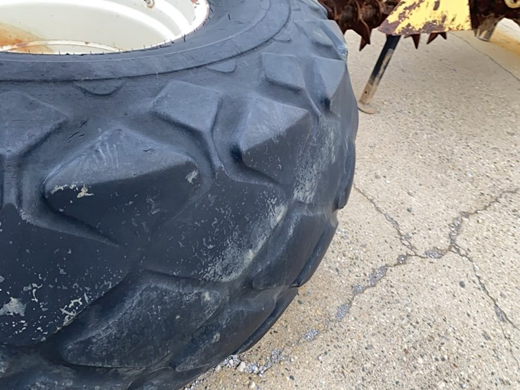 goodyear-28l-–-26-diamond-tread-grain-cart-tire-on-rim-image-6