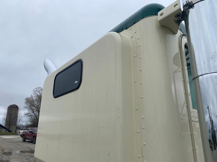 2002-peterbilt-379-image-27