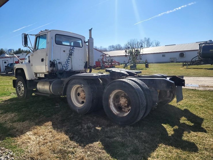 1995-ford-l9000-tandem-axle-day-cab-semi-image-5