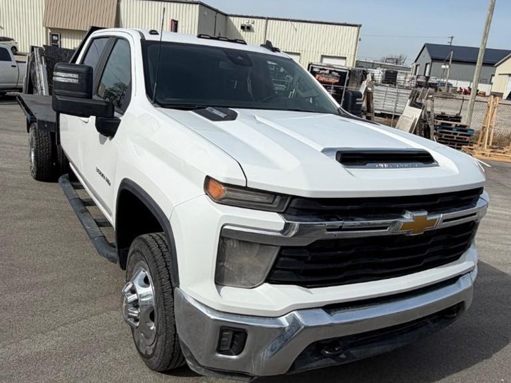 2024-chevrolet-silverado-3500-image-3
