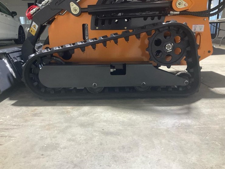 #1013-•-new-land-hero-ldh-t460-mini-track-skid-steer-loader-image-11