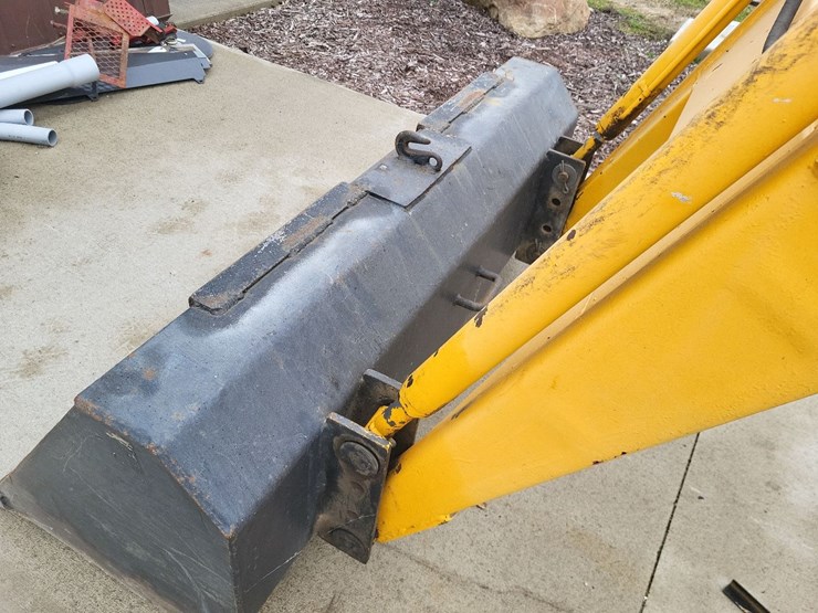 loader-w/mounting-brackets-off-of-international-tractor-image-11