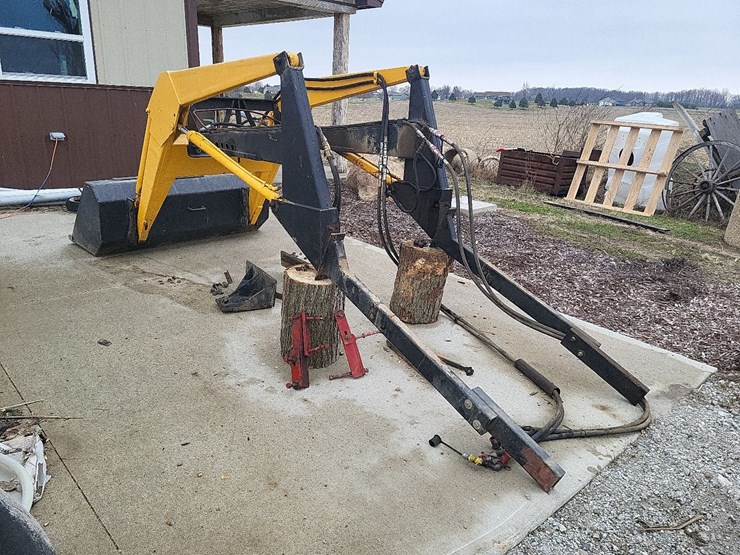 loader-w/mounting-brackets-off-of-international-tractor-image-3