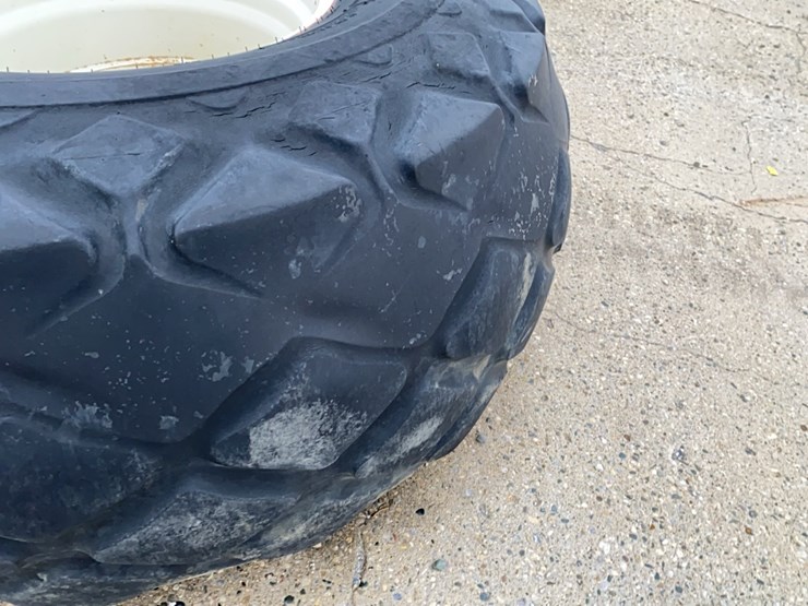 goodyear-28l-–-26-diamond-tread-grain-cart-tire-on-rim-image-5