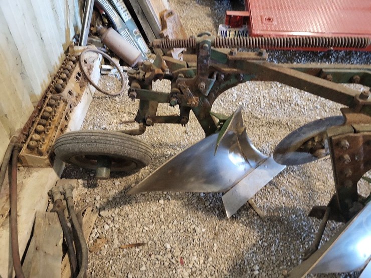 john-deere-3-bottom-pull-type-moldboard-plow-w/coulters-image-3