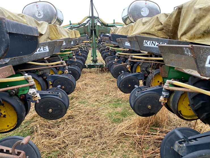 kinze-24-row-planter-image-24