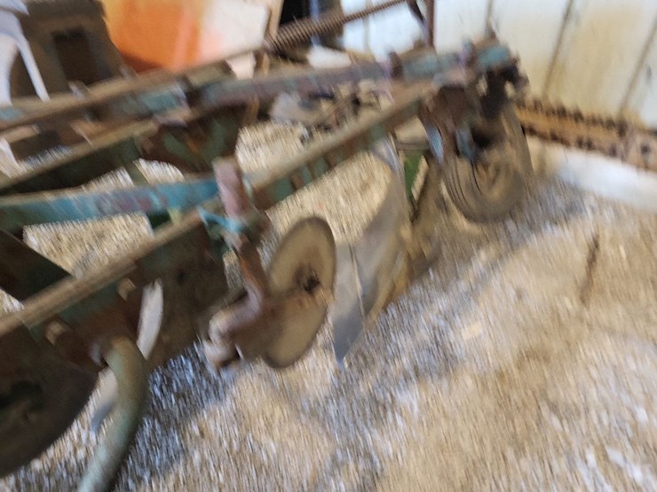 john-deere-3-bottom-pull-type-moldboard-plow-w/coulters-image-7