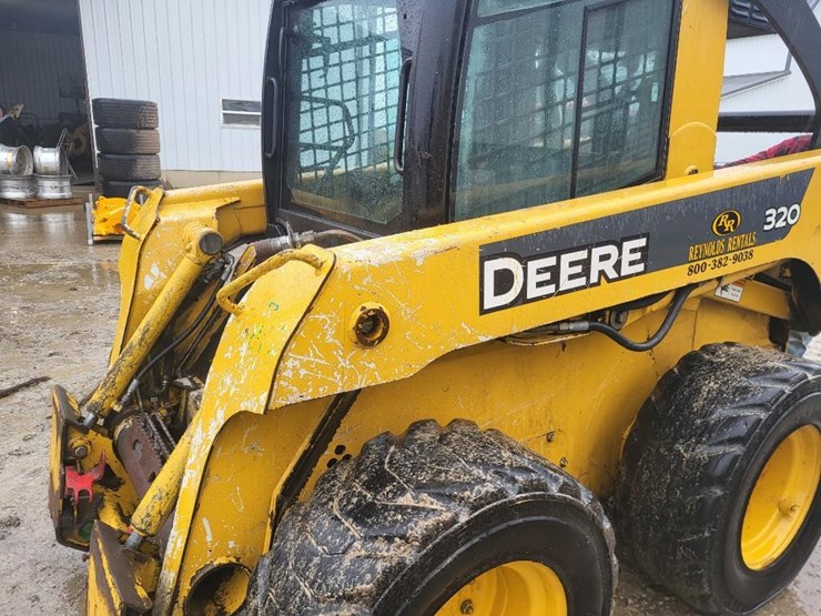 john-deere-320-image-13