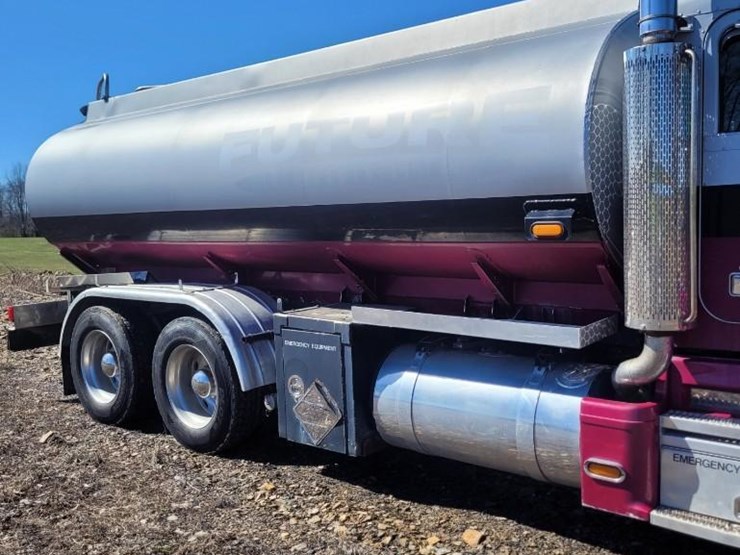 1993-peterbilt-377-image-2