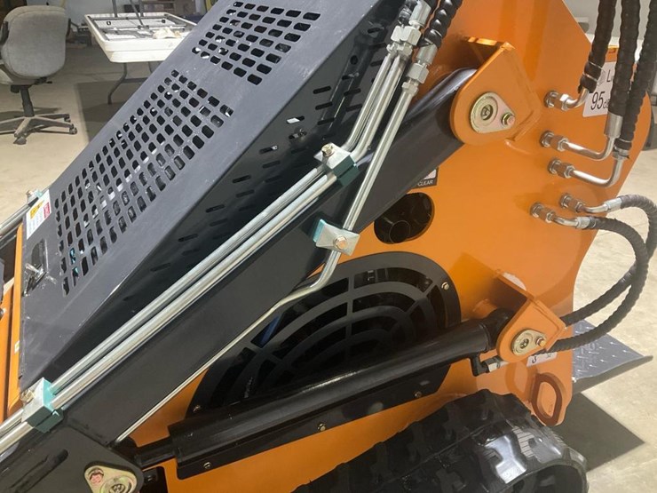 #1013-•-new-land-hero-ldh-t460-mini-track-skid-steer-loader-image-10