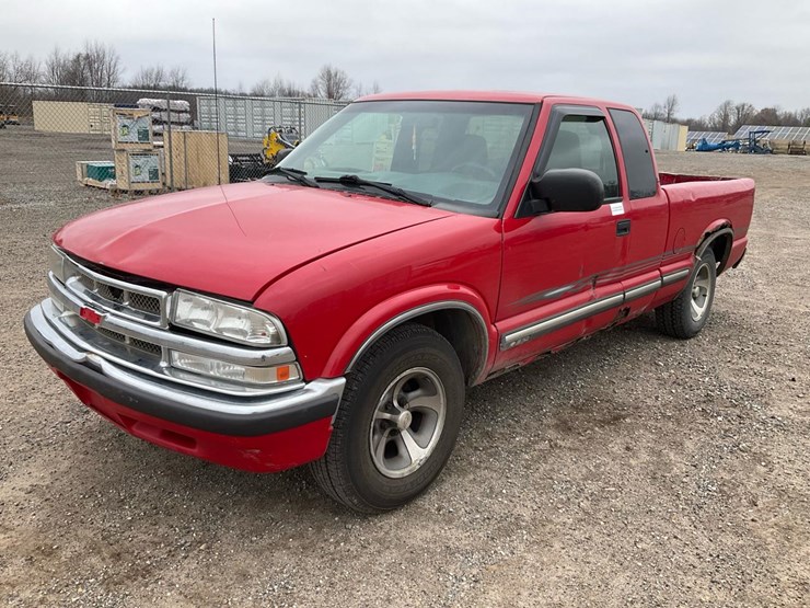 2000-chevrolet-s10-image-2