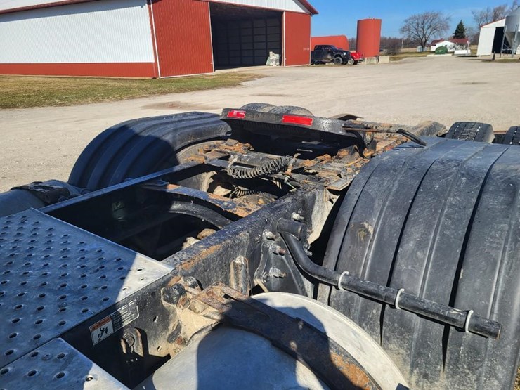 2013-freightliner-ca125dc-tandem-axle-day-cab-semi-image-18