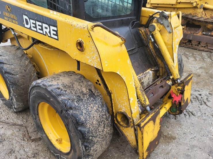 john-deere-320-image-34