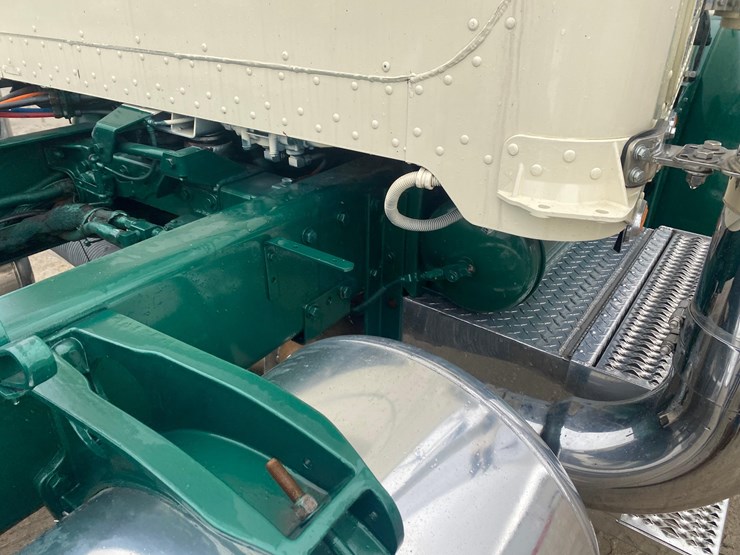 2002-peterbilt-379-image-29