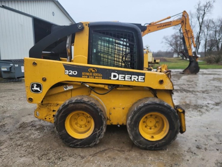 john-deere-320-image-6