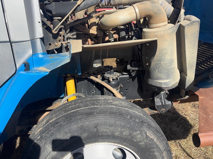 2000-freightliner-fl70-image-15