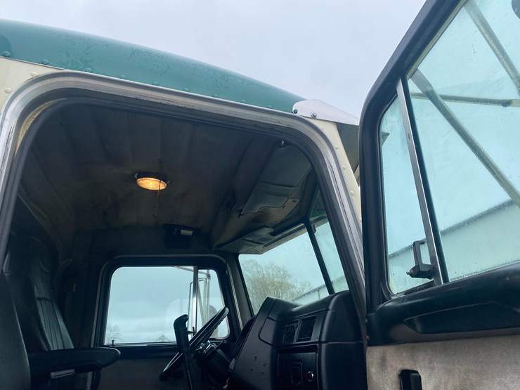 2002-peterbilt-379-image-15