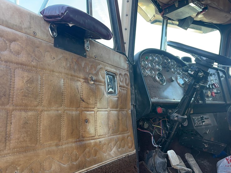 1986-peterbilt-semi-truck-image-12