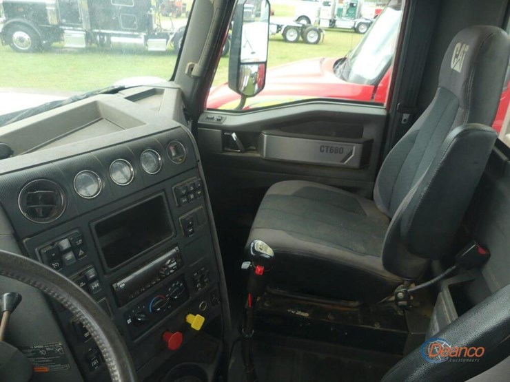 2017-caterpillar-ct660l-image-15