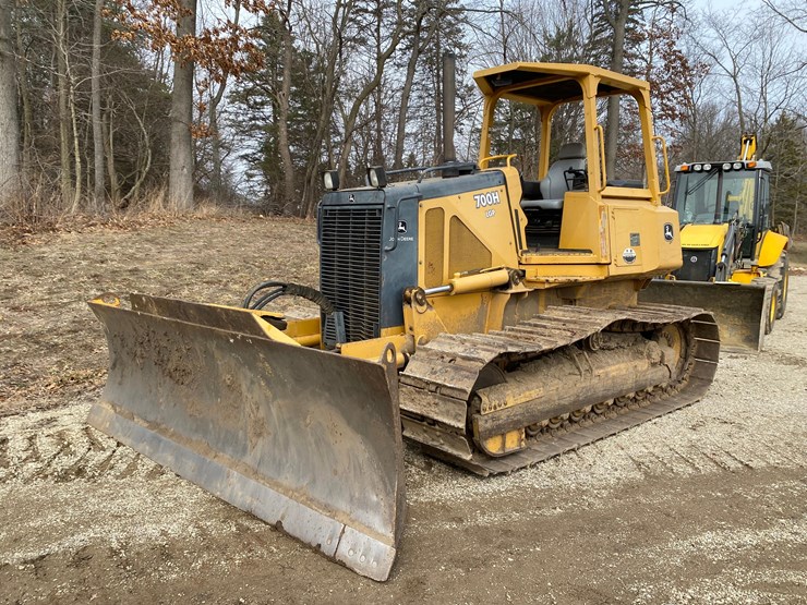 2005-deere-700h-image-1