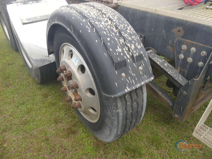 2013-caterpillar-ct660l-image-10