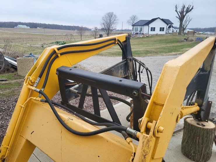 loader-w/mounting-brackets-off-of-international-tractor-image-13