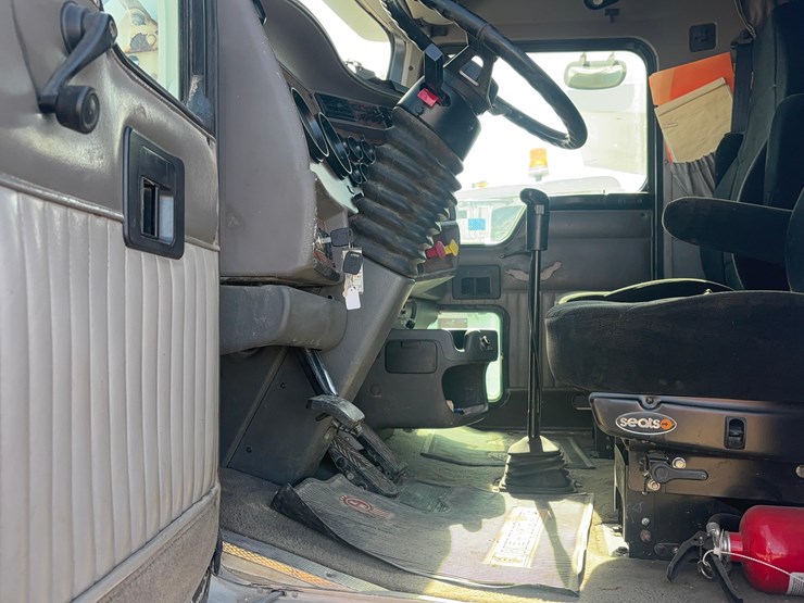 2002-kenworth-t800-image-18