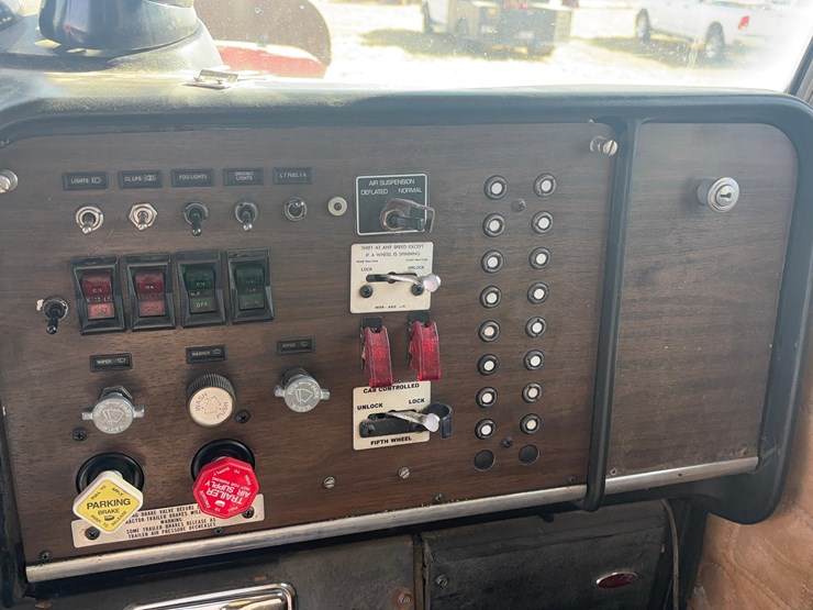 1986-peterbilt-semi-truck-image-14