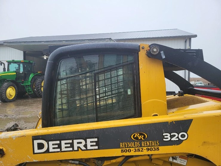 john-deere-320-image-14