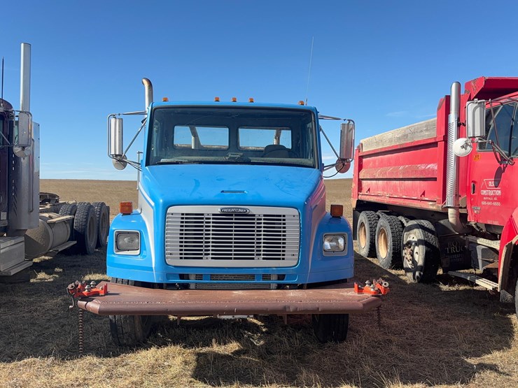 2000-freightliner-fl70-image-2