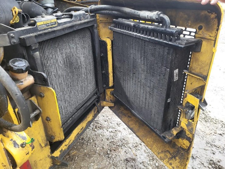 john-deere-320-image-22