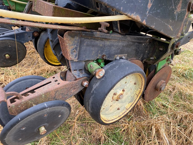 kinze-24-row-planter-image-22