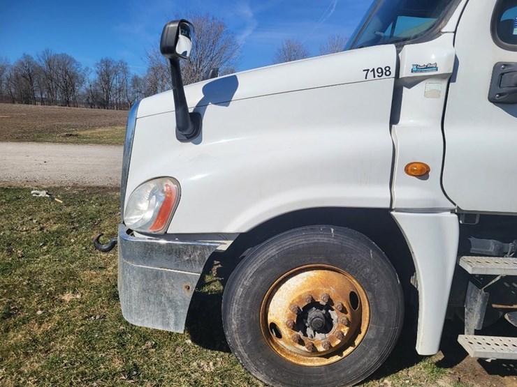 2013-freightliner-ca125dc-tandem-axle-day-cab-semi-image-11