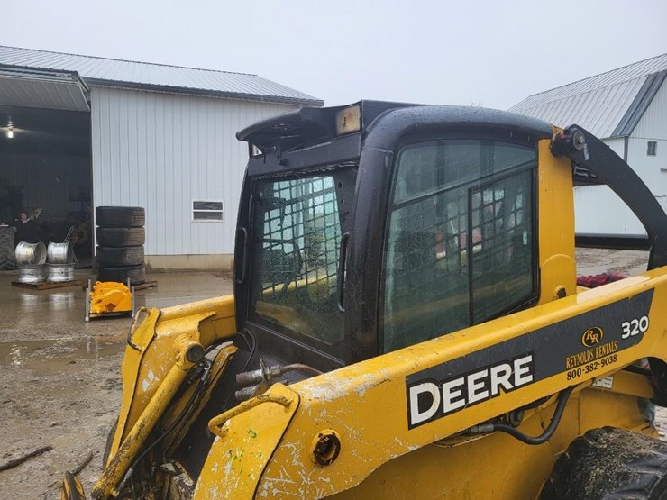 john-deere-320-image-12